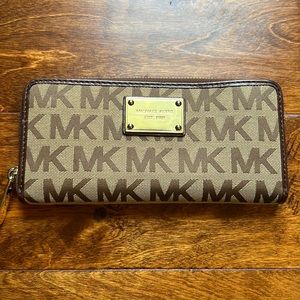 Michael Kors Zippy Wallet